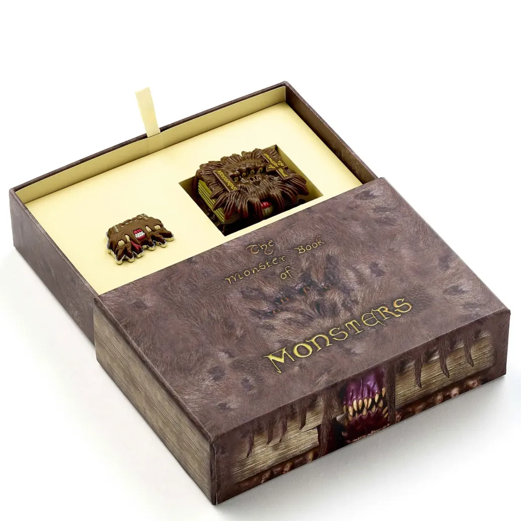 Harry Potter: Monster Book Schlüsselanhänger und Ansteckpin Geschenkset 