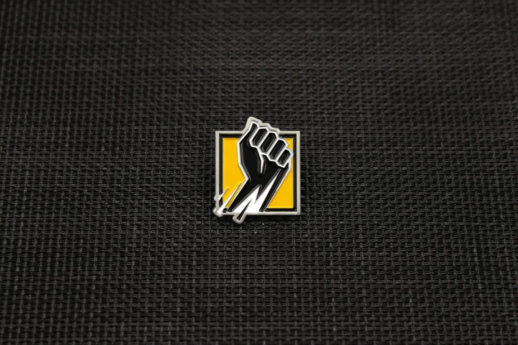 Six Collection Ansteck-Pin Operator Icon Finka