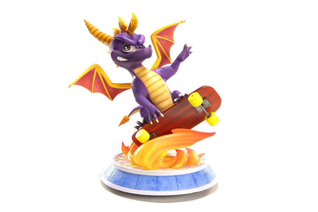 Spyro : Year of the Dragon PVC Statue Spyro Skateboard 34 cm