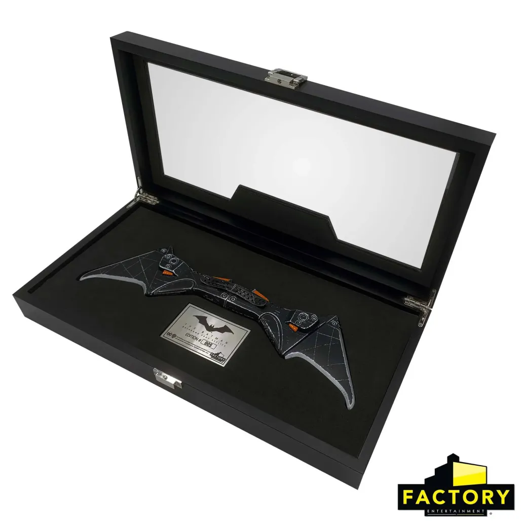 The Batman Replik 1/1 Batarang Limited Edition 36 cm