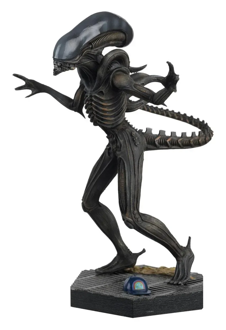 The Alien & Predator Alien Xenomorph Figurine Collection 14 cm