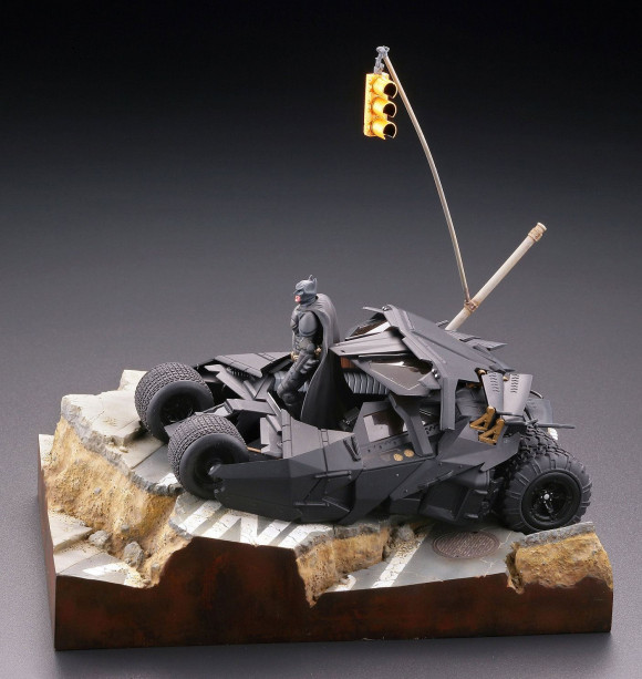 Batman Begins Batmobile Tumbler in Gotham City Diorama Statue 17 cm