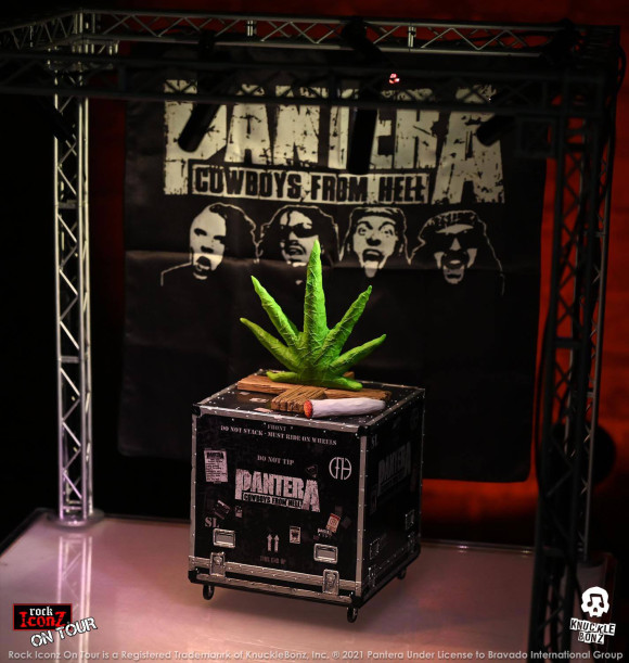 Pantera Rock Ikonz Cowboys From Hell On Tour Road Case Statue & Bühnenhintergrund Set